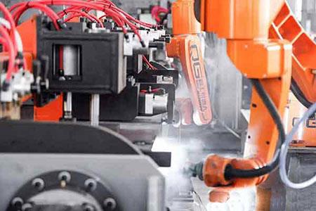 Роботи, що з'єднують кінцевий промінь, збираються використовувати у великих масштабах End beam welding robot is about to put into use on a large scale.jpg