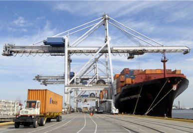 Корабель до контейнерного крана на березі